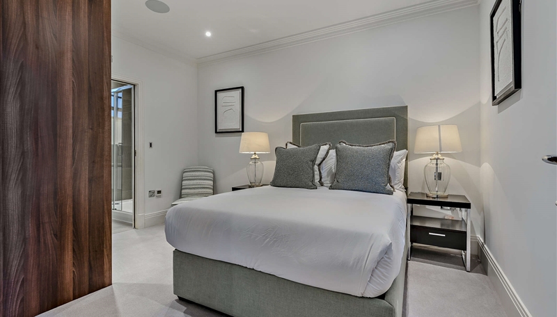 Stunning Two-Bedroom Riverside Garden Apartment Image 4