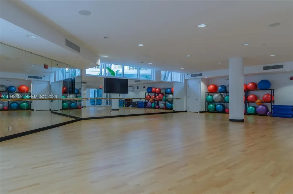 20281 E Country Club Dr, Aventura, FL 33180