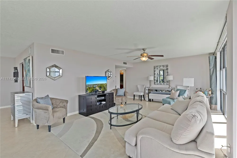 800 Parkview Dr, Hallandale Beach, FL 33009