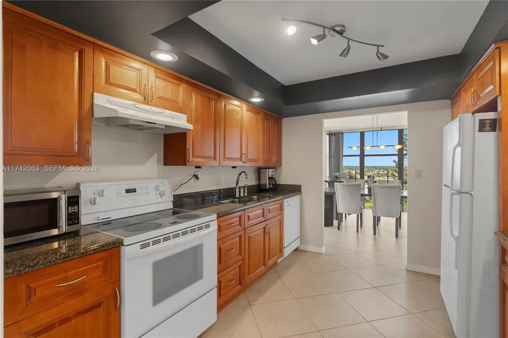 800 Parkview Dr, Hallandale Beach, FL 33009