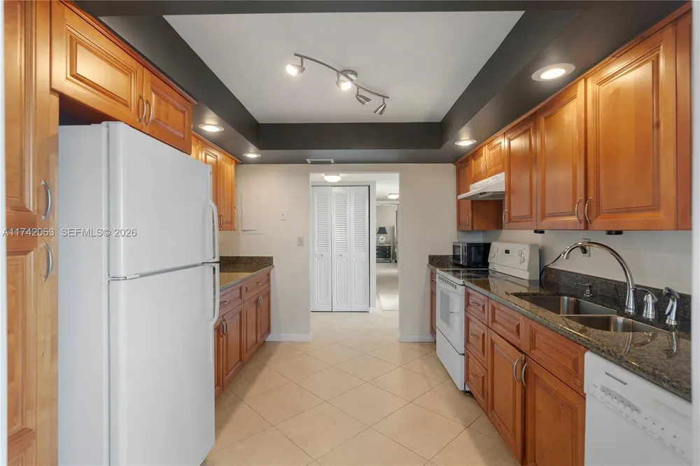 800 Parkview Dr, Hallandale Beach, FL 33009