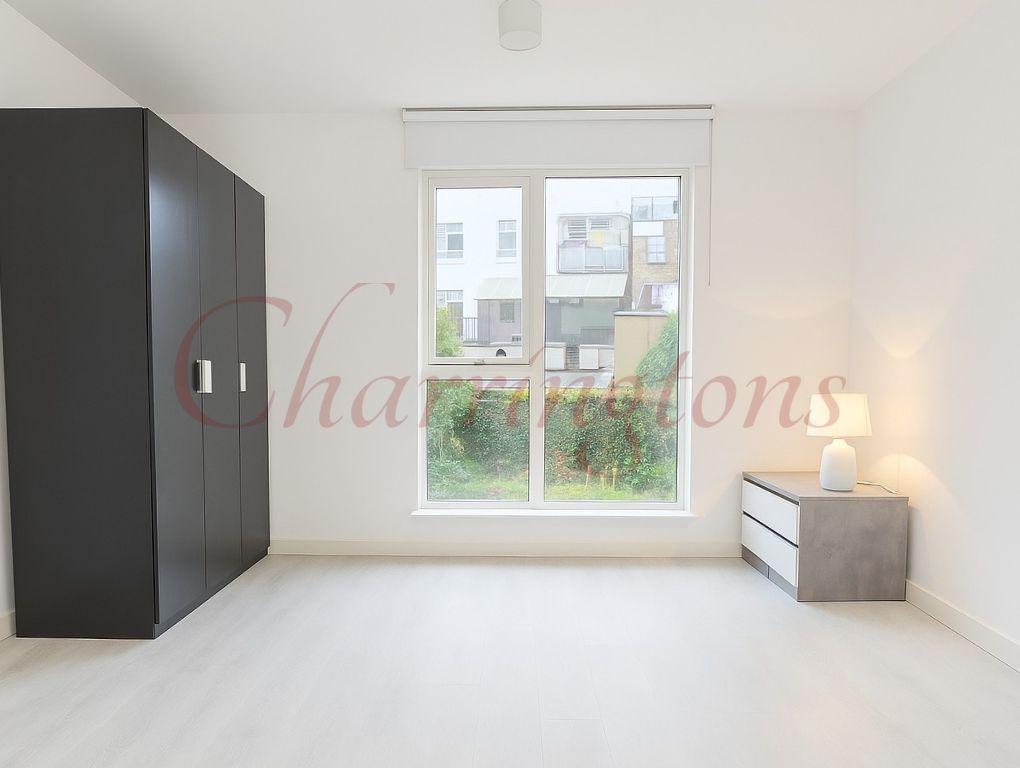 MODERN TWO-BEDROOM DUPLEX WITH PRIVATE TERRACE AND PARKING IN HENDON WATERSIDE Image 12