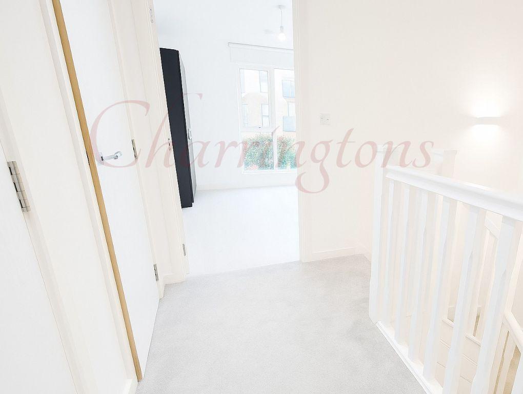 MODERN TWO-BEDROOM DUPLEX WITH PRIVATE TERRACE AND PARKING IN HENDON WATERSIDE Image 11