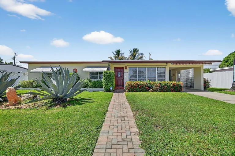 133 Greenbrier Dr, Palm Springs, FL 33461