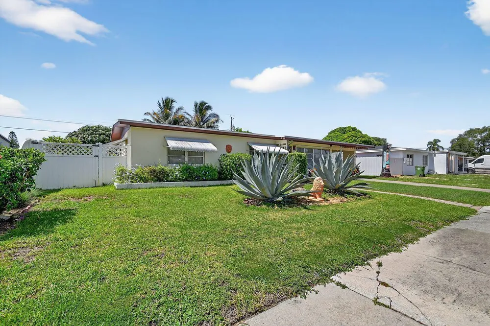 133 Greenbrier Dr, Palm Springs, FL 33461
