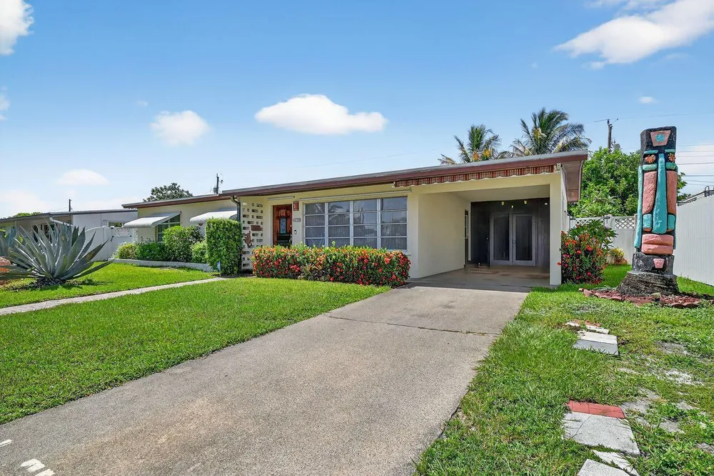 133 Greenbrier Dr, Palm Springs, FL 33461