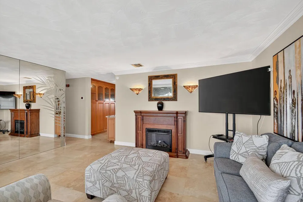 133 Greenbrier Dr, Palm Springs, FL 33461