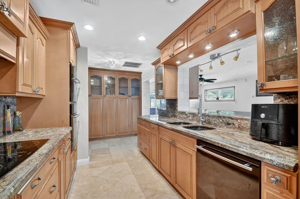 133 Greenbrier Dr, Palm Springs, FL 33461