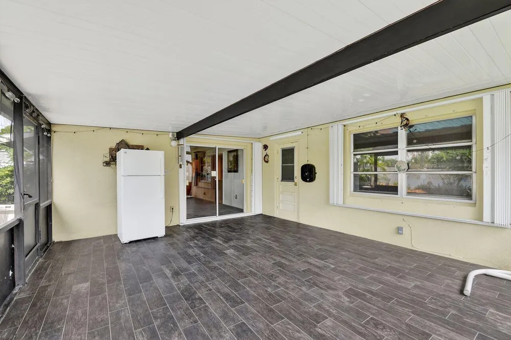 133 Greenbrier Dr, Palm Springs, FL 33461