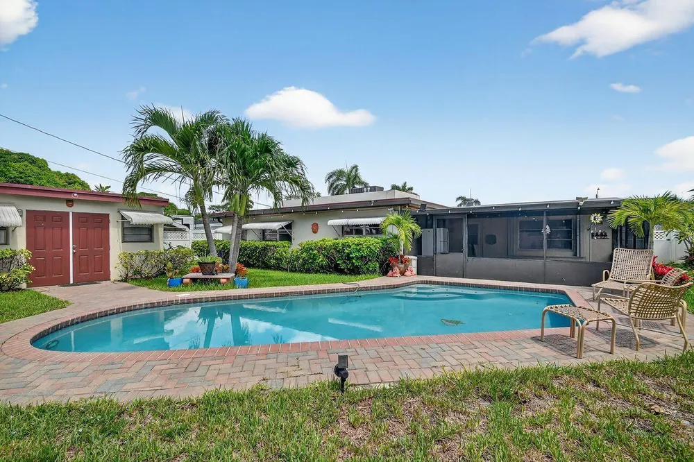 133 Greenbrier Dr, Palm Springs, FL 33461
