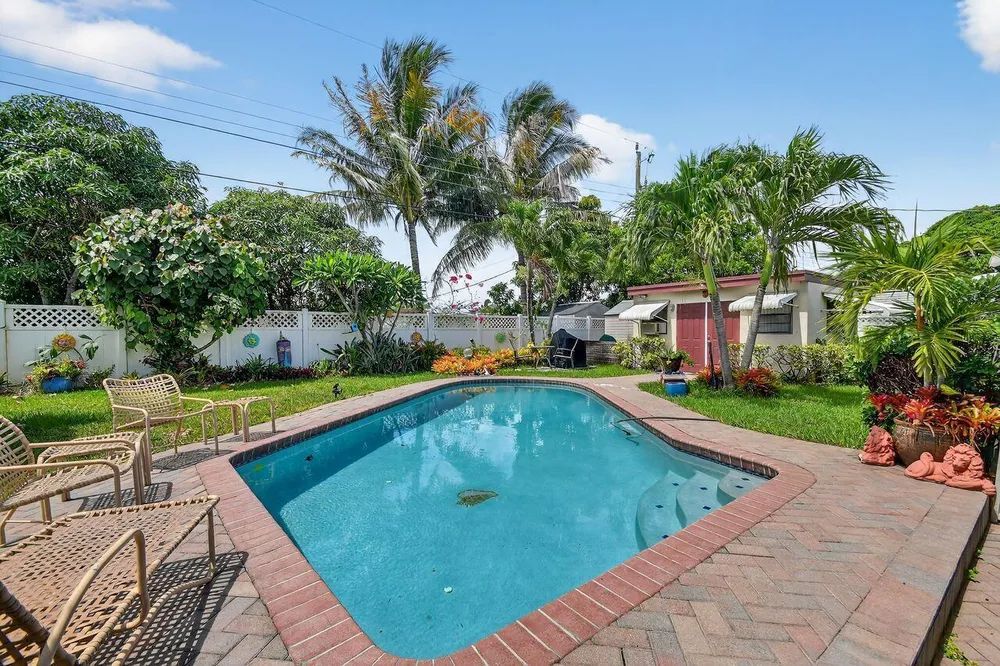 133 Greenbrier Dr, Palm Springs, FL 33461