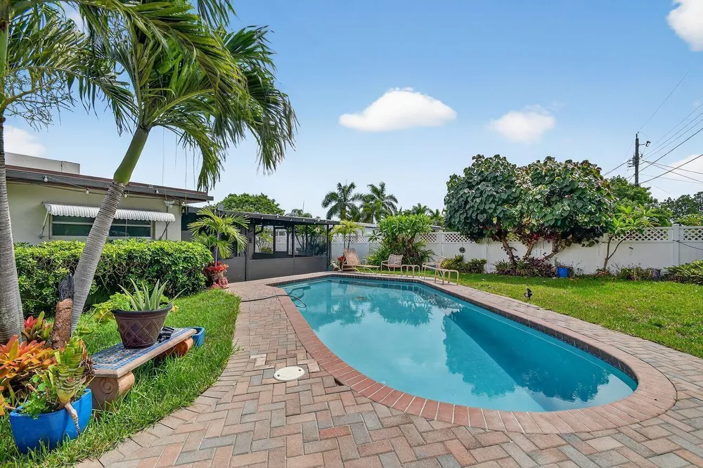 133 Greenbrier Dr, Palm Springs, FL 33461