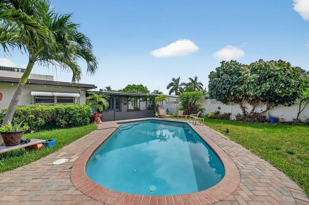133 Greenbrier Dr, Palm Springs, FL 33461