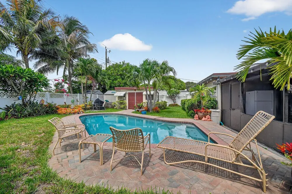 133 Greenbrier Dr, Palm Springs, FL 33461