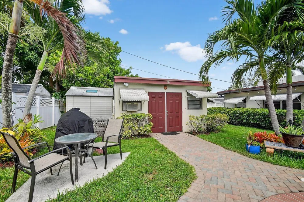 133 Greenbrier Dr, Palm Springs, FL 33461