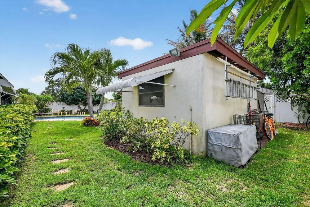 133 Greenbrier Dr, Palm Springs, FL 33461