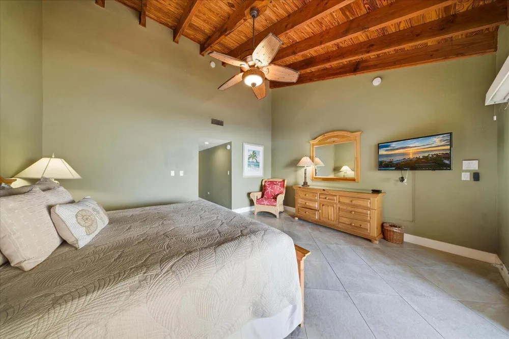 1133 W Ocean Dr, Key Colony Beach, FL 33051