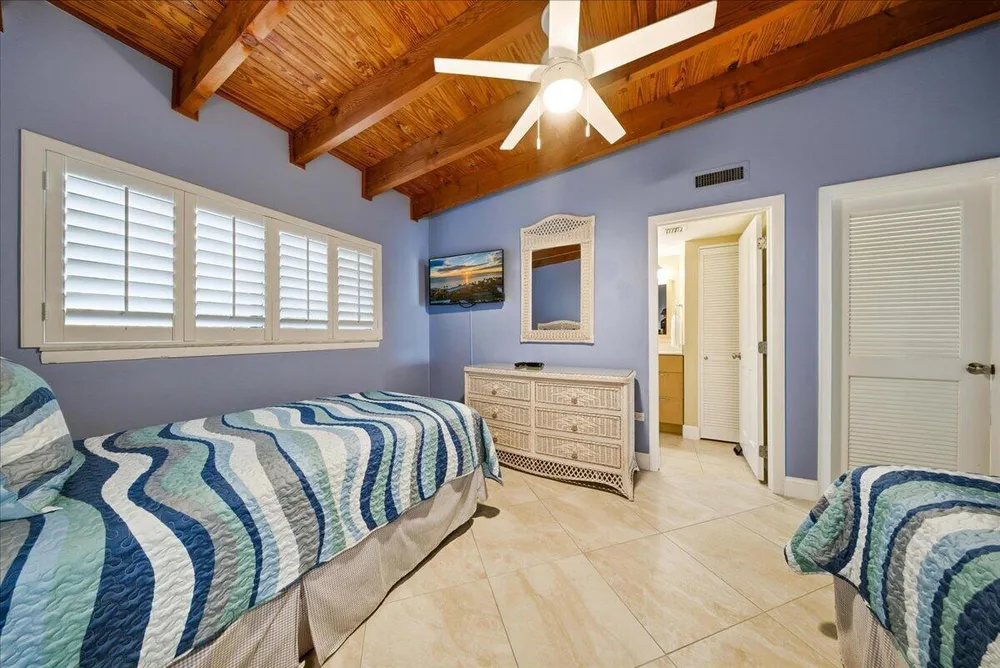 1133 W Ocean Dr, Key Colony Beach, FL 33051