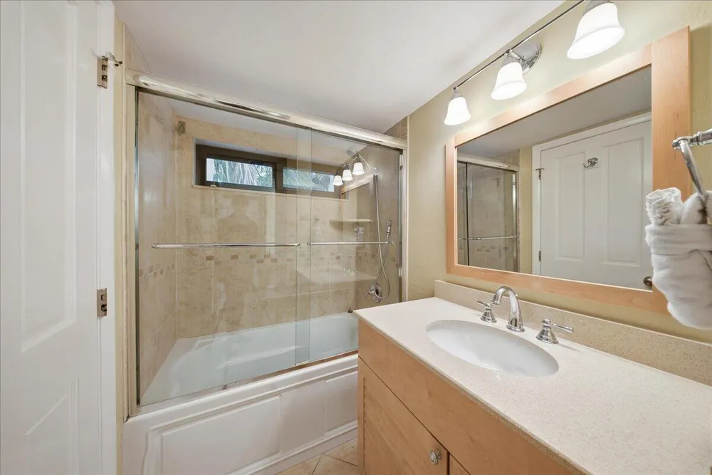 1133 W Ocean Dr, Key Colony Beach, FL 33051