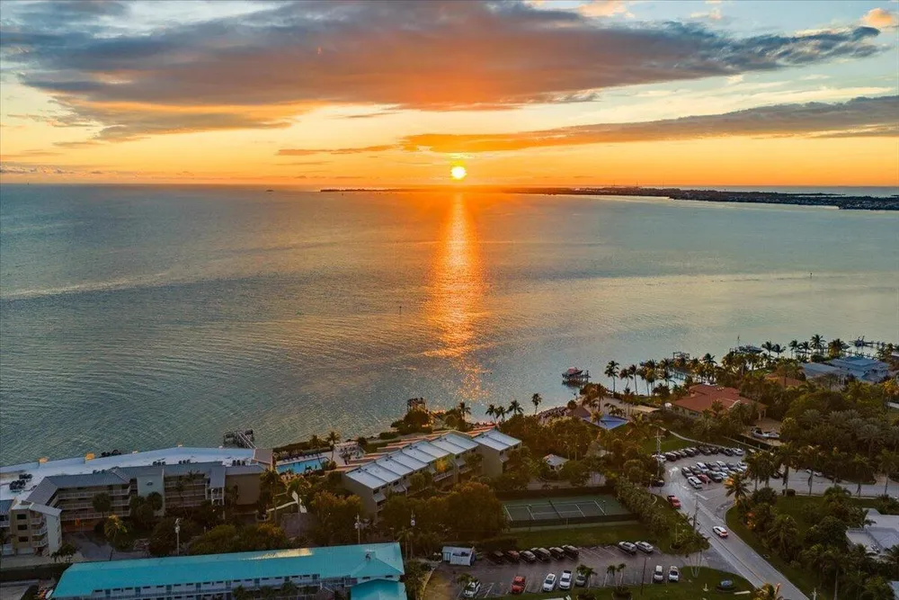 1133 W Ocean Dr, Key Colony Beach, FL 33051