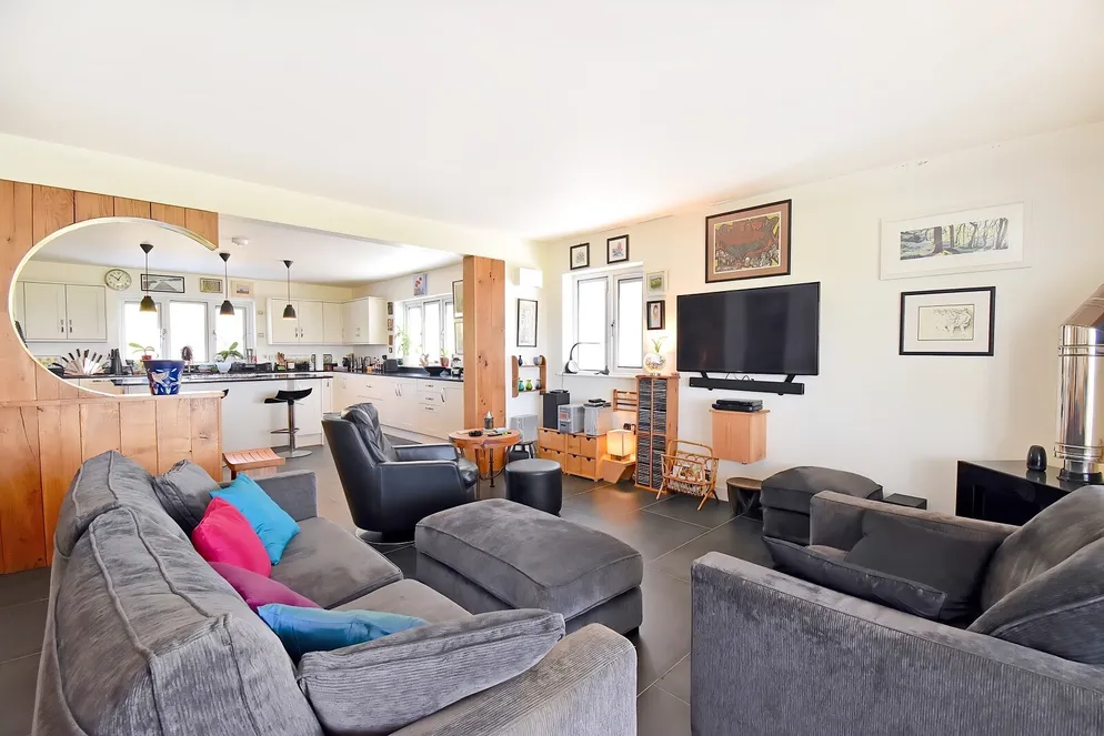 Property carousel item 4