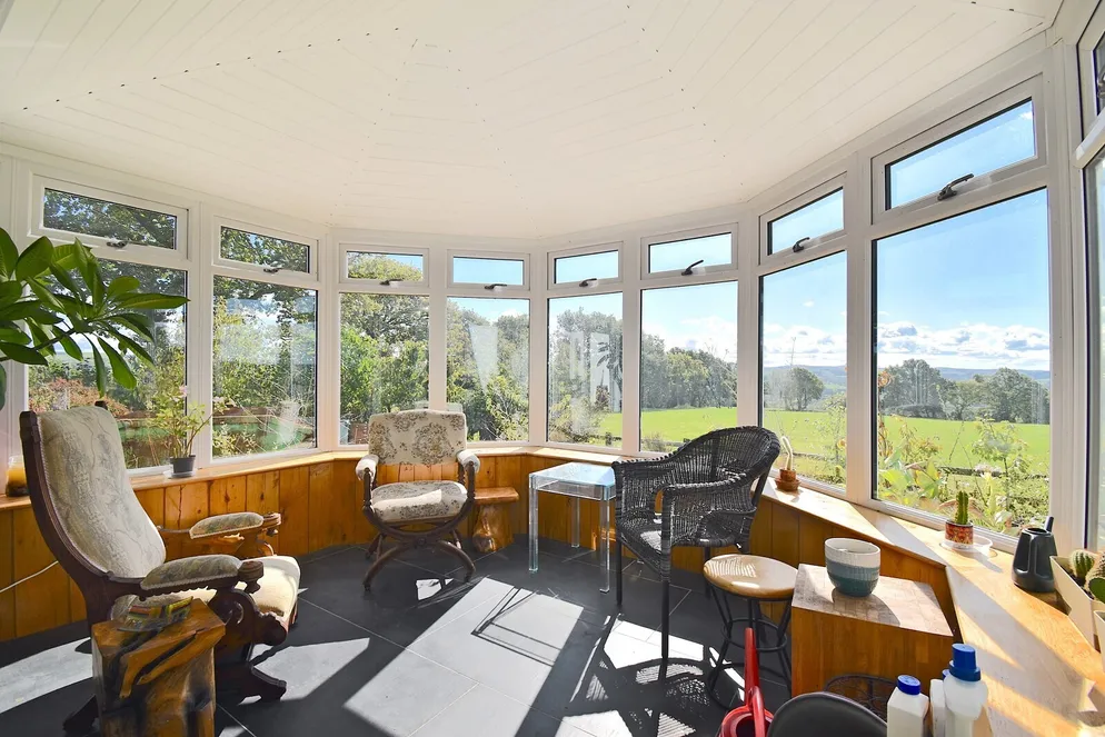 Property carousel item 6