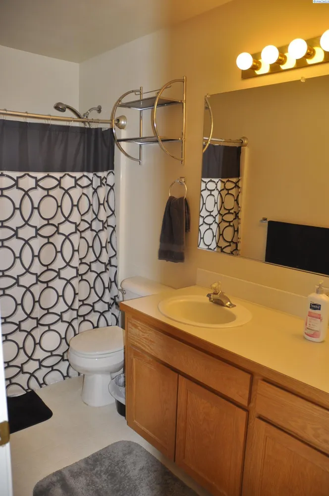 2430 NW Granite Ct, Pullman, WA 99163-3688