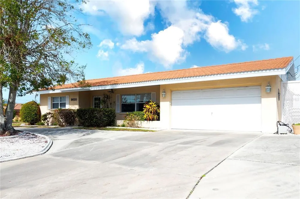 9820 Royal Palm Dr, Bradenton, FL 34210