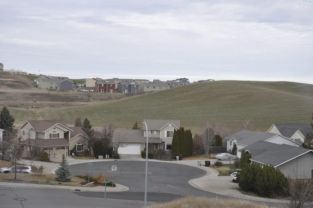 2430 NW Granite Ct, Pullman, WA 99163-3688