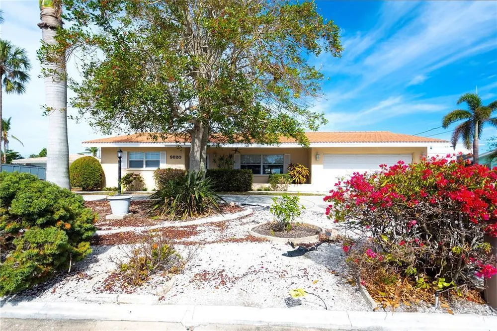 9820 Royal Palm Dr, Bradenton, FL 34210