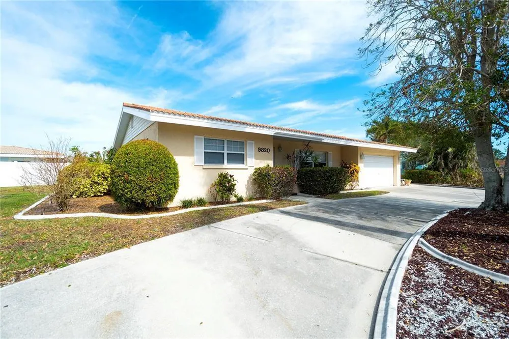 9820 Royal Palm Dr, Bradenton, FL 34210