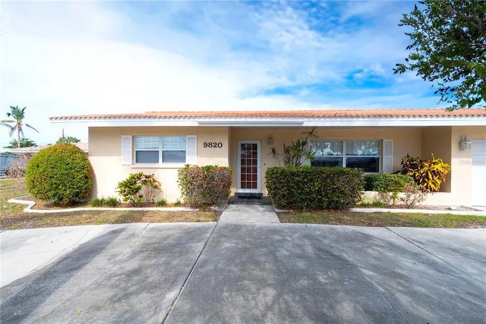 9820 Royal Palm Dr, Bradenton, FL 34210
