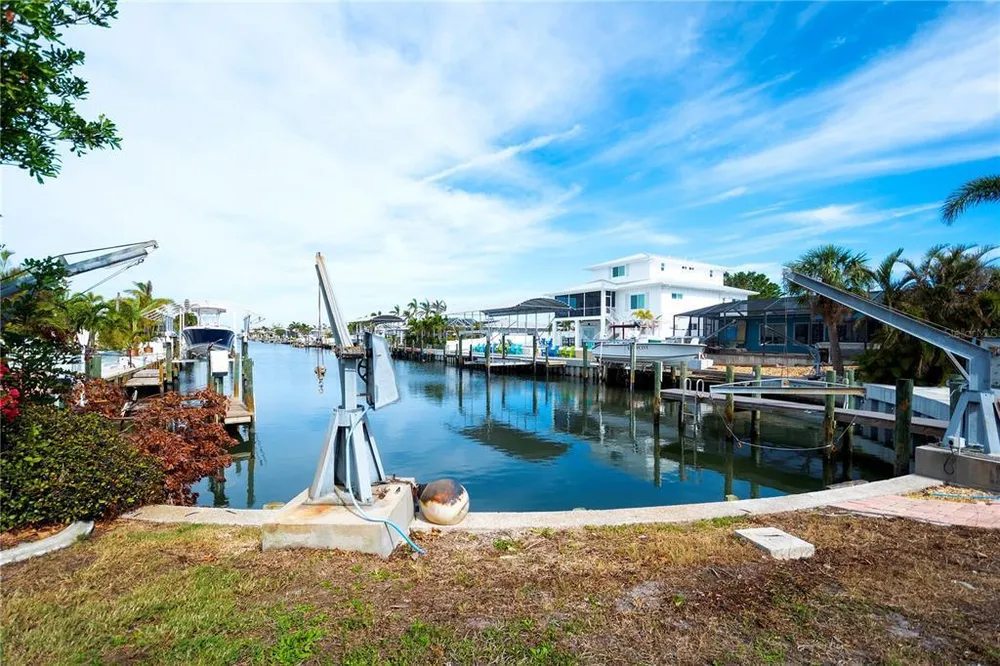 9820 Royal Palm Dr, Bradenton, FL 34210