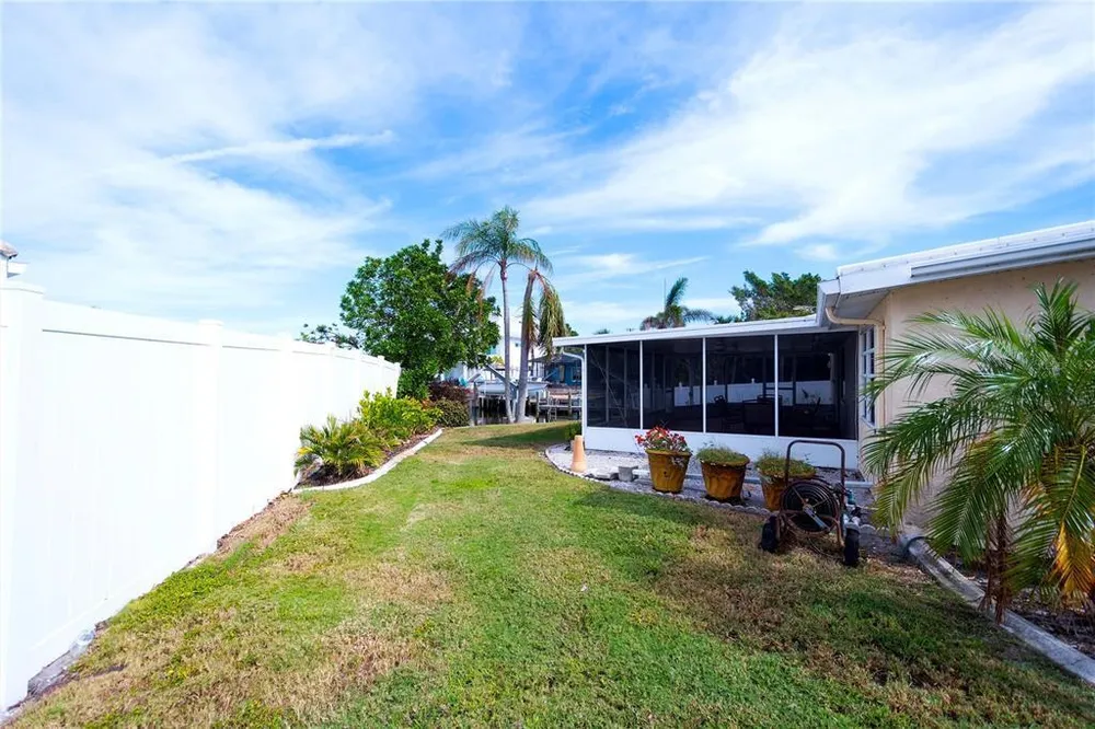 9820 Royal Palm Dr, Bradenton, FL 34210