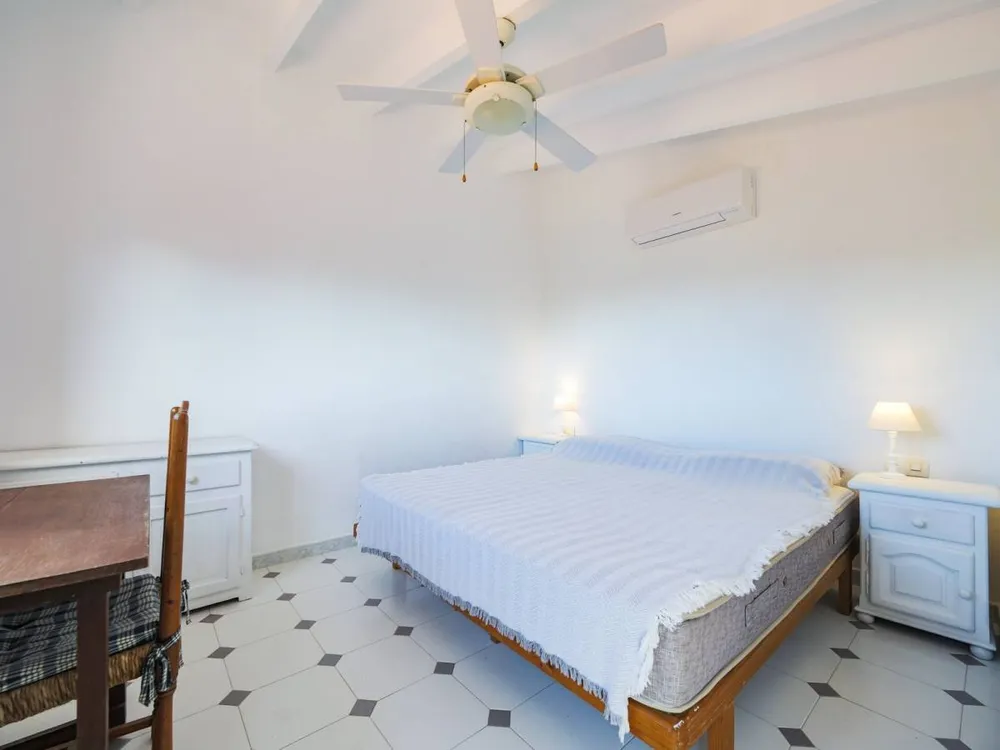 28, Mahón