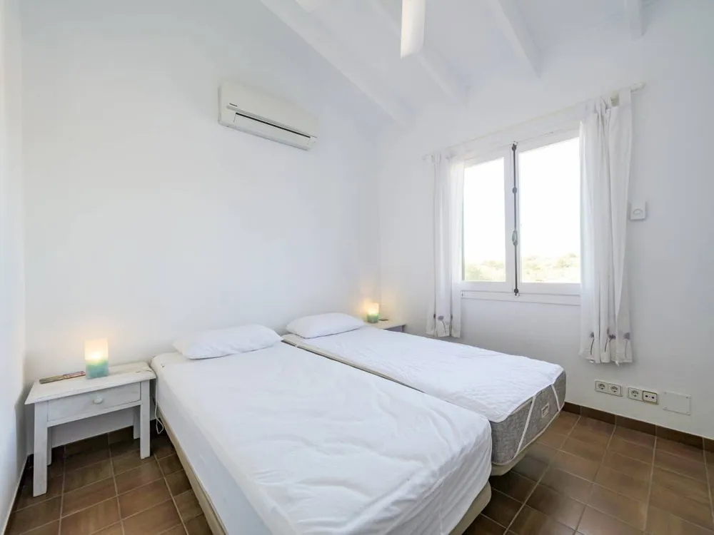 28, Mahón