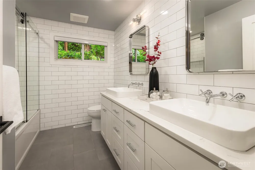 7580 SE 71st St, Mercer Island, WA 98040