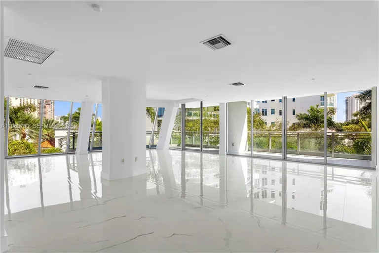 2950 NE 188th St, Aventura, FL 33180