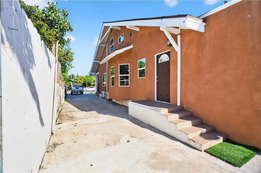 1330 W 48th St, South Los Angeles, CA 90037