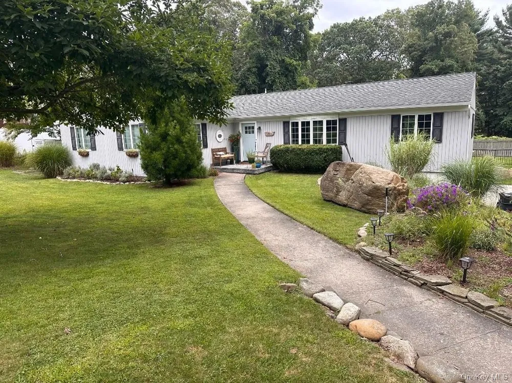 19 Walnut Dr, Shoreham, NY 11786