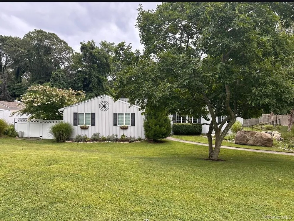 19 Walnut Dr, Shoreham, NY 11786