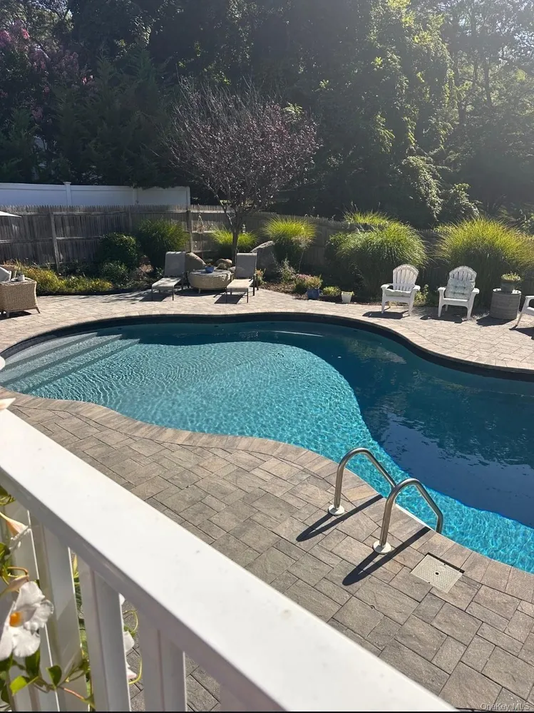 19 Walnut Dr, Shoreham, NY 11786