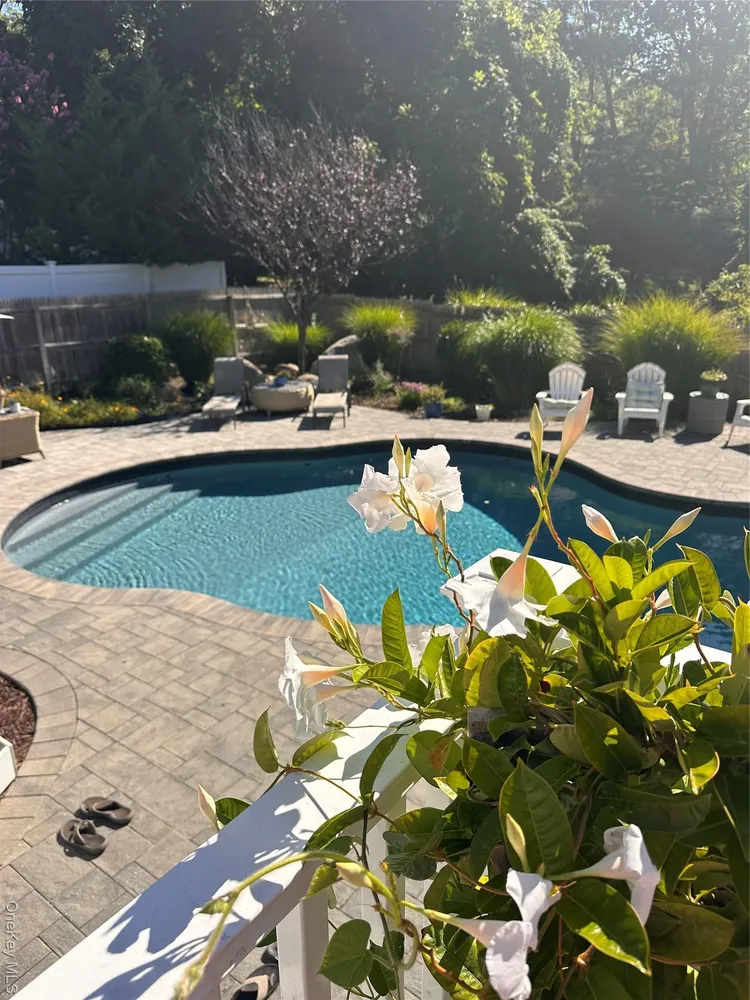 19 Walnut Dr, Shoreham, NY 11786