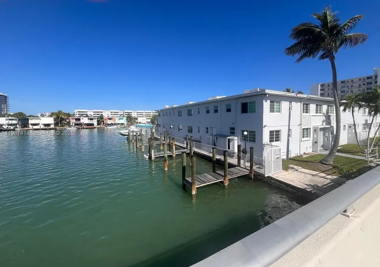 7207 Bay Dr, Miami Beach, FL 33141
