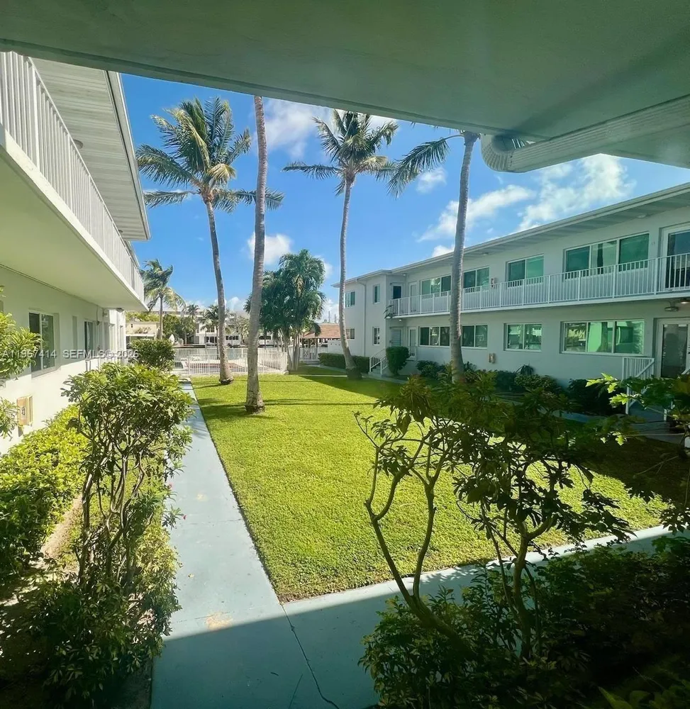 7207 Bay Dr, Miami Beach, FL 33141