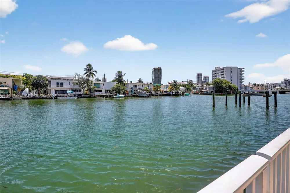 7207 Bay Dr, Miami Beach, FL 33141