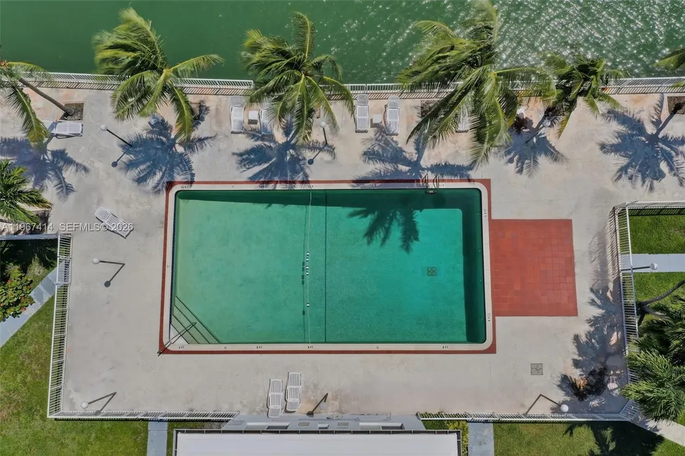 7207 Bay Dr, Miami Beach, FL 33141