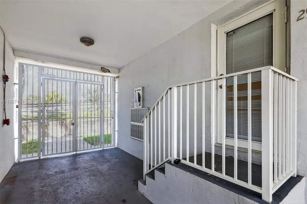 7207 Bay Dr, Miami Beach, FL 33141