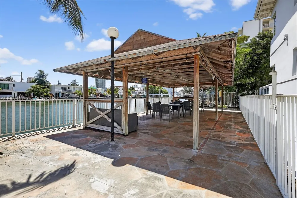 7207 Bay Dr, Miami Beach, FL 33141