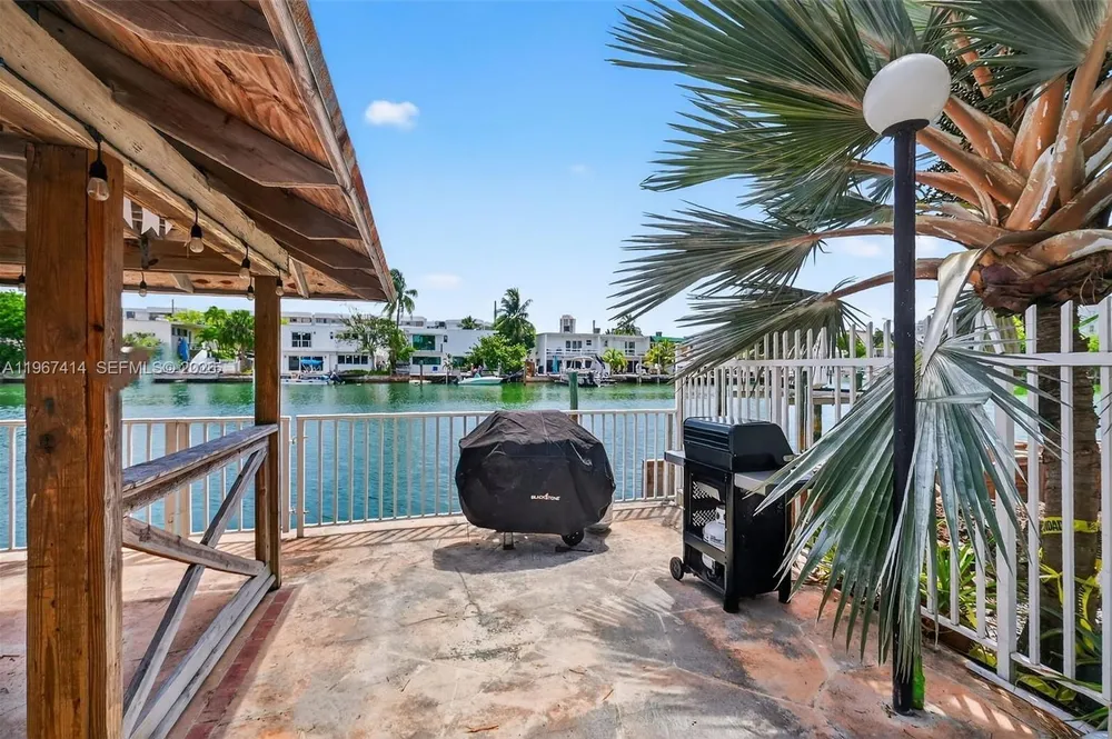 7207 Bay Dr, Miami Beach, FL 33141